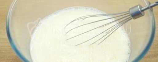 Шаг 2: тонких блинчиков на молоке с дырочками