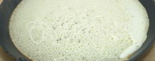 Шаг 6: тонких блинчиков на молоке с дырочками