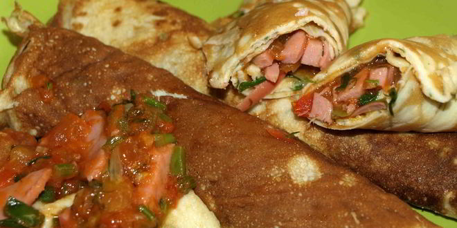 Рецепт яичных блинчиков с помидорами, зеленью, чесноком и докторской колбасой