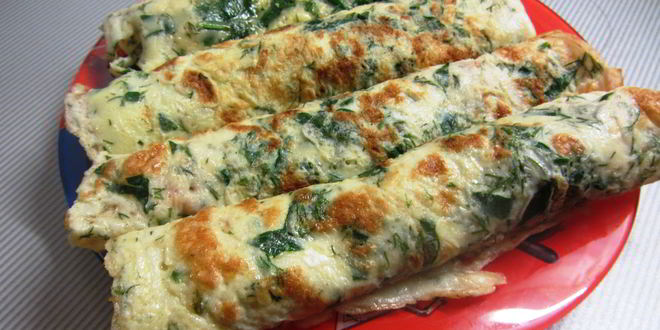 Рецепт яичных блинчиков с помидорами, зеленью, чесноком и докторской колбасой