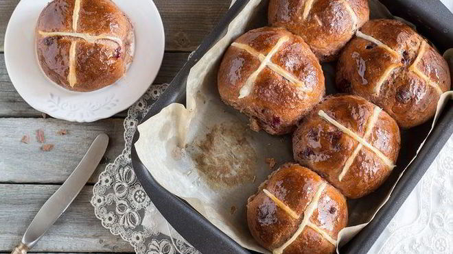 Рецепт Английских крестовых булочек с шоколадом и вишней