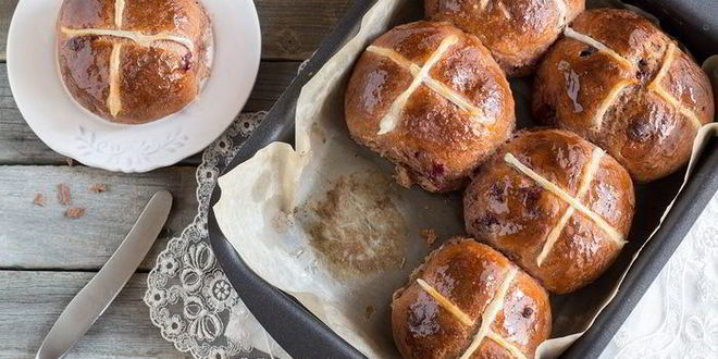 Рецепт английских крестовых булочек с шоколадом и вишней