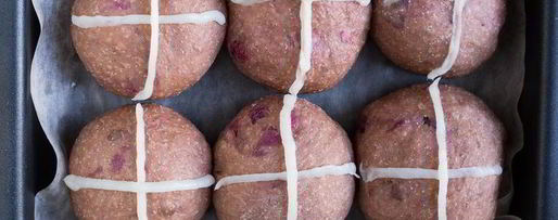 Шаг 11: английских крестовых булочек с шоколадом и вишней