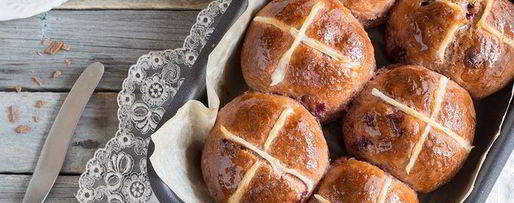 Шаг 12: английских крестовых булочек с шоколадом и вишней