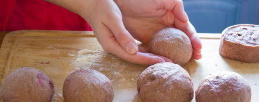 Шаг 8: английских крестовых булочек с шоколадом и вишней