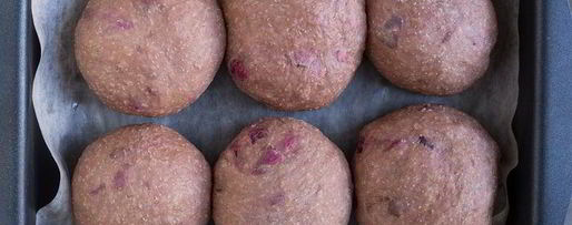 Шаг 9: английских крестовых булочек с шоколадом и вишней