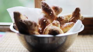 Рецепт Булочек-косичек с льняными семечками и солью