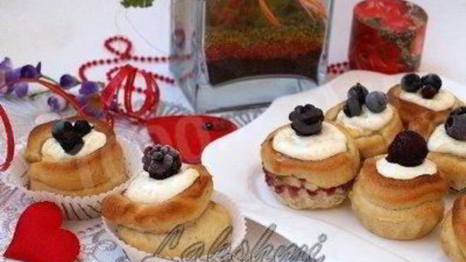 Рецепт Булочек с ягодами и творожной начинкой