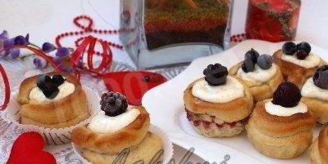 Рецепт булочек с ягодами и творожной начинкой