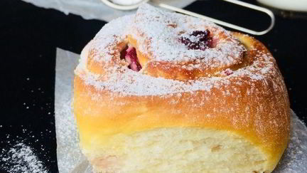 Рецепт Булочек со сливочным сыром и вишней