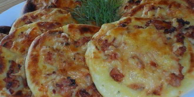 Рецепт картофельных ватрушек с курицей и луком