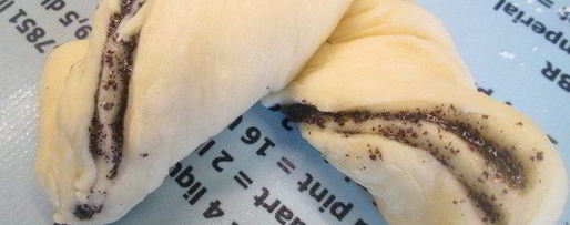 Шаг 2: плюшек-завитушек маковых