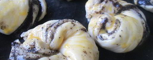 Шаг 3: плюшек-завитушек маковых