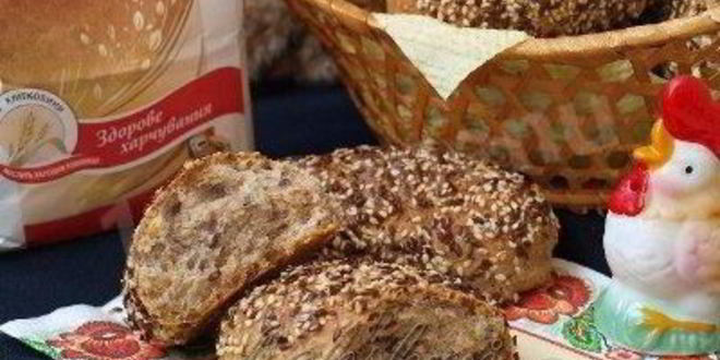 Рецепт полезных булочек на кефире с семенами льна и кунжута