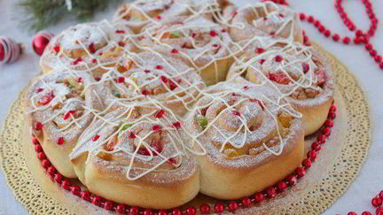 Рецепт Праздничных булочек с марципаном и цукатами