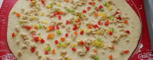 Шаг 7: праздничных булочек с марципаном и цукатами