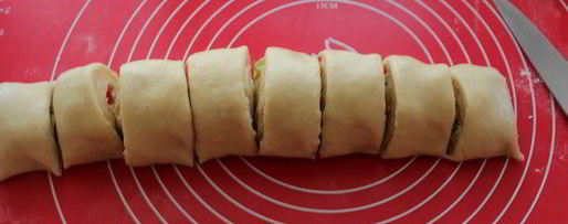 Шаг 8: праздничных булочек с марципаном и цукатами