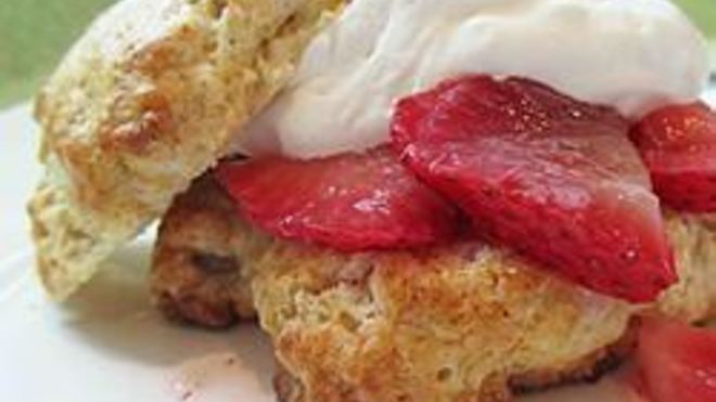 Рецепт Рассыпчатых булочек на кефире с клубникой