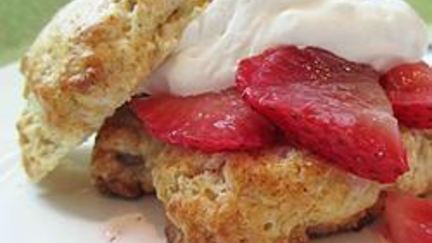 Рецепт Рассыпчатых булочек на кефире с клубникой