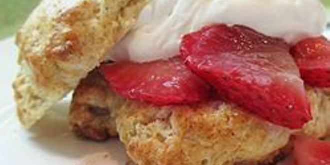 Рецепт рассыпчатых булочек на кефире с клубникой