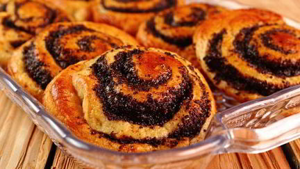 Рецепт Слоеных булочек с изюмом и маком