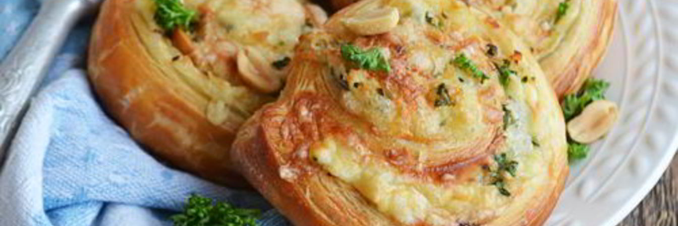 Рецепт Слоеных булочек с квашеной капустой и голубым сыром