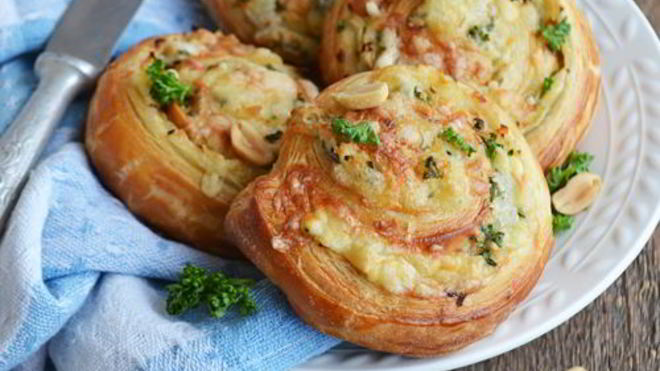 Рецепт Слоеных булочек с квашеной капустой и голубым сыром