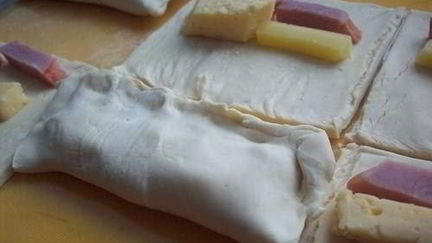 Рецепт Слоеных булочек с сыром и мясом