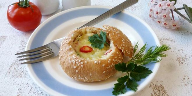 Рецепт теплой булочки с салатом