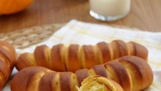 Рецепт Воздушных тыквенных булочек на сгущенке