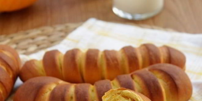 Рецепт воздушных тыквенных булочек на сгущенке