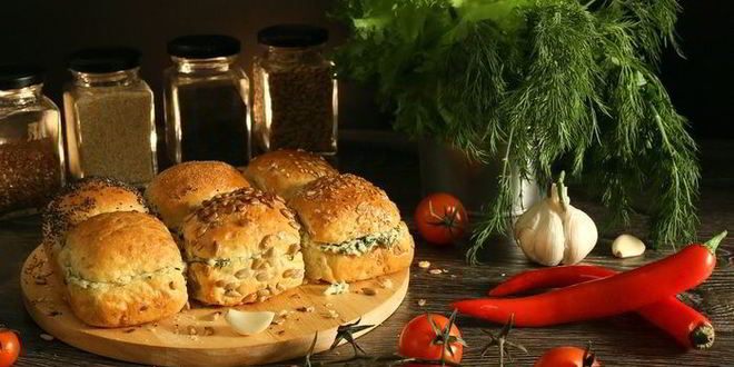 Рецепт зерновых булочек-пампушек с сырно-чесночной начинкой