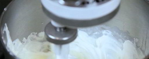 Шаг 5: чизкейка без выпечки с вишней