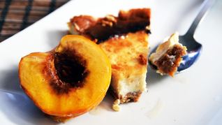 Рецепт Чизкейка Нью-Йорк с медовыми персиками