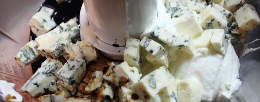 Шаг 3: чизкейка с голубым сыром и пьяной грушей