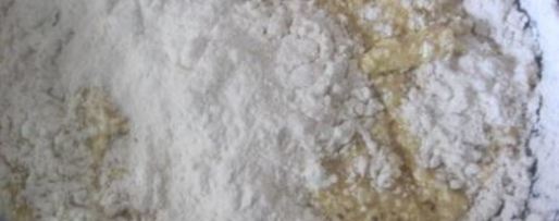 Шаг 4: кекса с черной смородиной и душицей