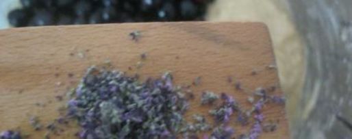 Шаг 6: кекса с черной смородиной и душицей