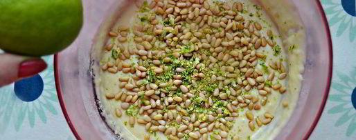 Шаг 2: кекса с кедровыми орехами, цедрой лайма и шафраном