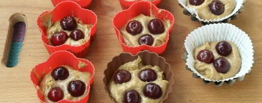 Шаг 6: кофейных кексов с вишней