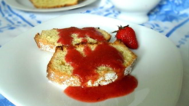 Рецепт Орехового кекса с клубничным соусом