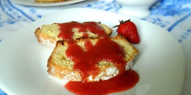 Рецепт орехового кекса с клубничным соусом