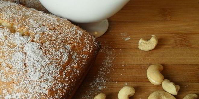 Рецепт орехового кекса с клубничным соусом