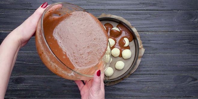 Рецепт шоколадного кекса с творожными шариками