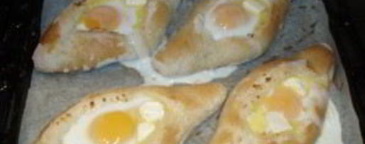 Шаг 4: хачапури с яйцом и сыром