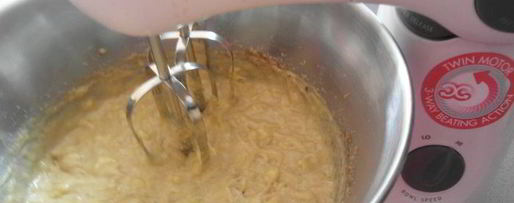 Шаг 3: бананового пирога-хлеба с финиками и орехами пекан