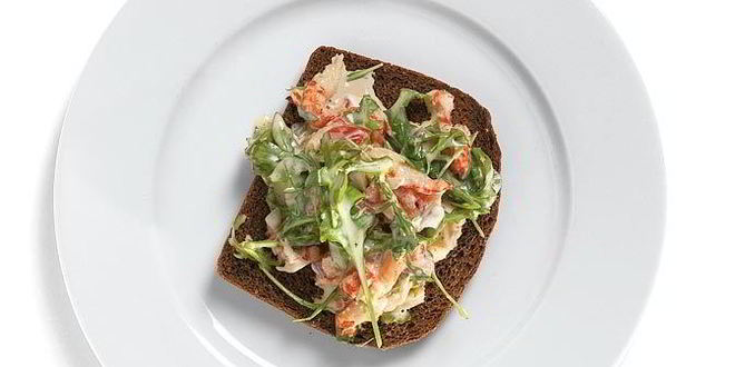 Рецепт тостов из ржаного хлеба с раковым салатом