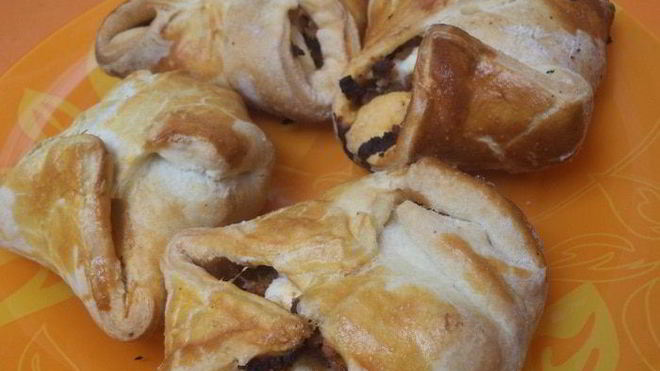 Рецепт Конвертиков из слоеного теста с начинкой из мясного фарша и феты