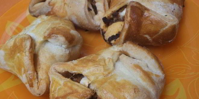 Рецепт конвертиков из слоеного теста с начинкой из мясного фарша и феты