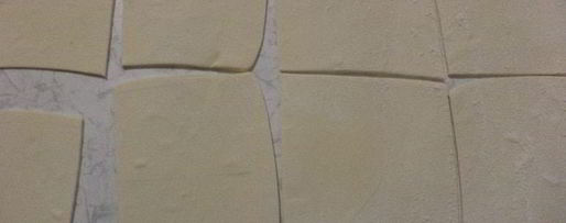 Шаг 2: конвертиков из слоеного теста с начинкой из мясного фарша и феты