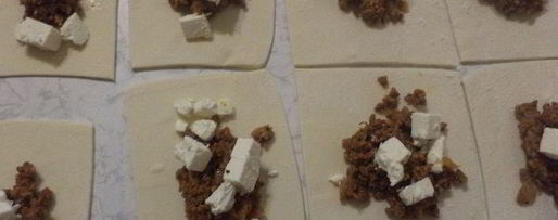 Шаг 3: конвертиков из слоеного теста с начинкой из мясного фарша и феты